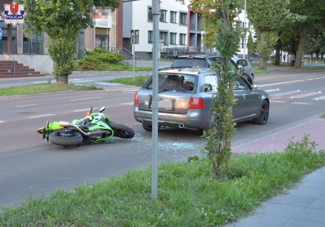 Motocyklistka uderzyła w Audi przed przejściem dla pieszych w Zamościu