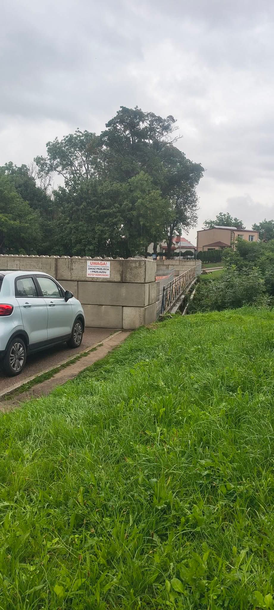 Mur w Połczynie Zdroju podzielił mieszkańców.