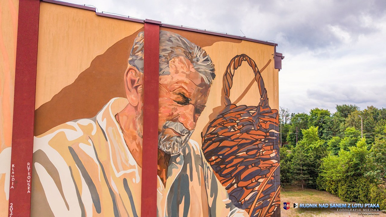 Mural poświęcony tradycjom wikliniarskim uroczyście odsłonięty w Rudniku nad Sanem