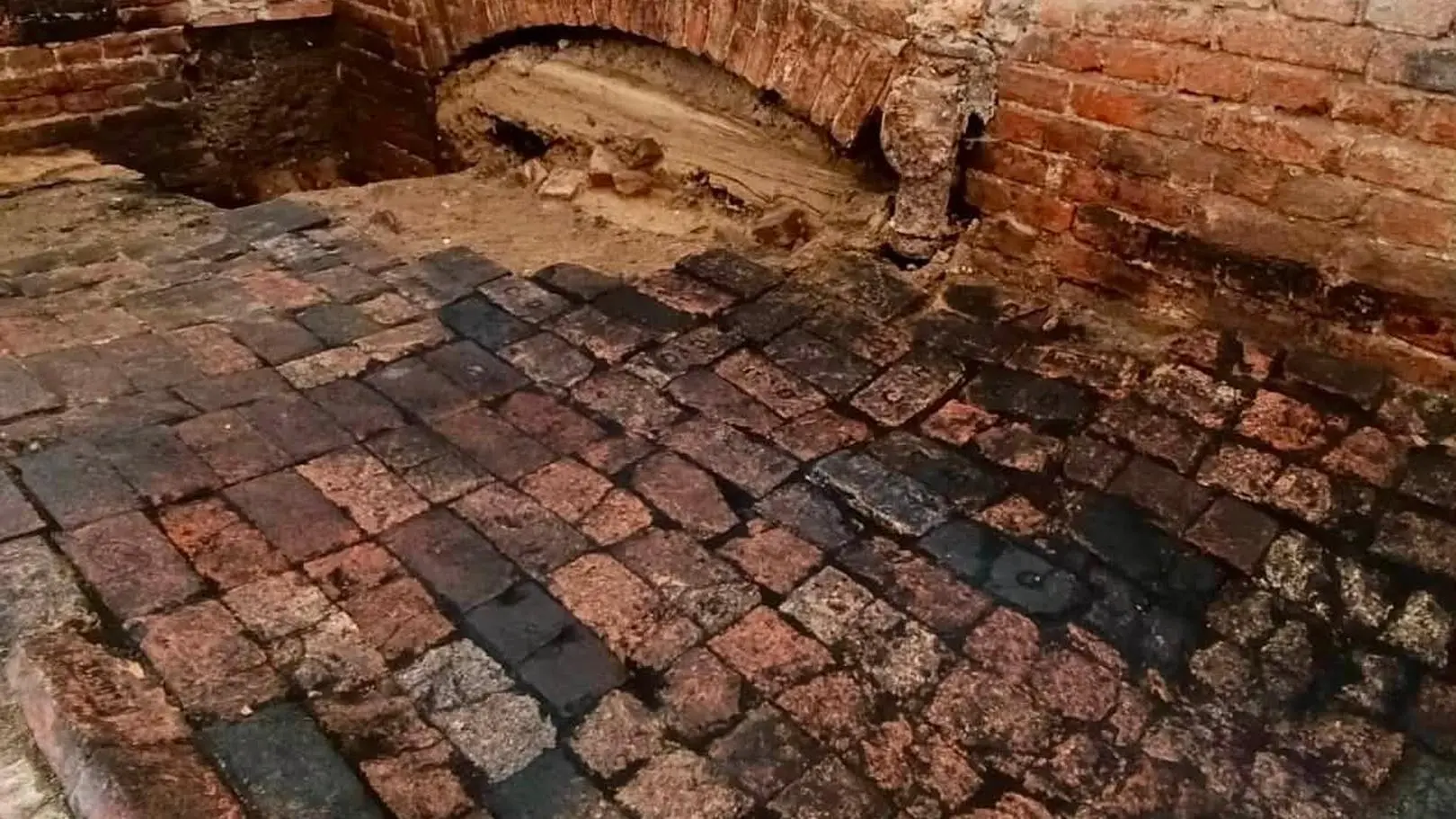 Mury dawnej synagogi i drobne przedmioty. Nowe odkrycia na cmentarzu