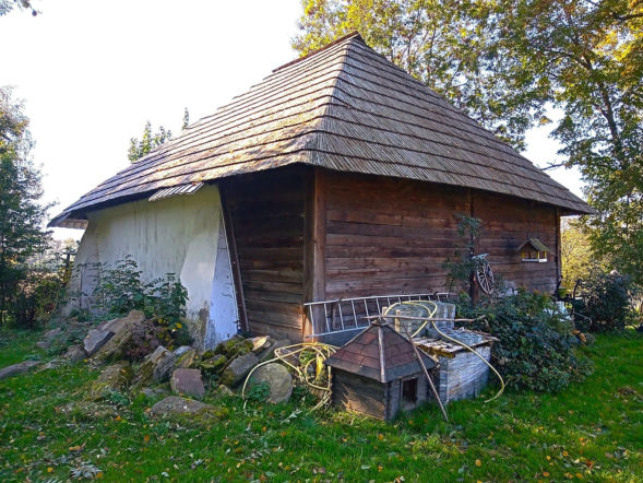 Mirogonowice. Murowany lamus z XVII wieku