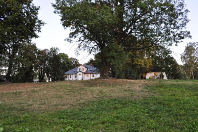 Zespół dworski w Mirogonowicach.W 2007 roku spadkobiercy ostatnich właścicieli wybudowali na starych fundamentach nowy dworek, który swoją bryłą i snycerskimi detalami nawiązuje do oryginału