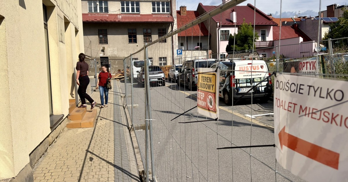 Myślenice. Ruszył remont Kamienicy Obońskich. Przejście z Rynku do ul. Gałczyńskiego zamknięte