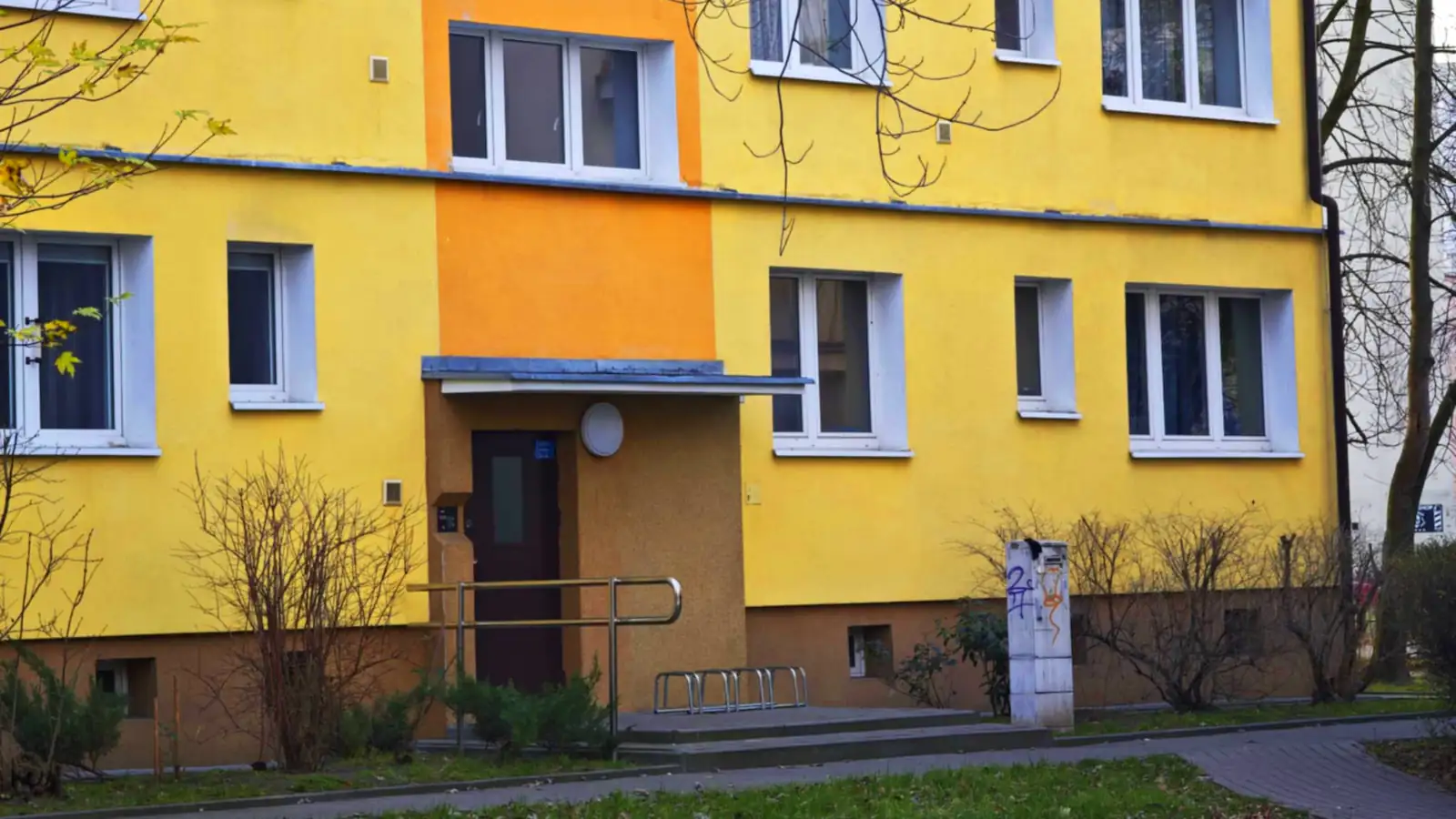 Wejście do warszawskiego bloku. | Fot. Warszawa w Pigułce.