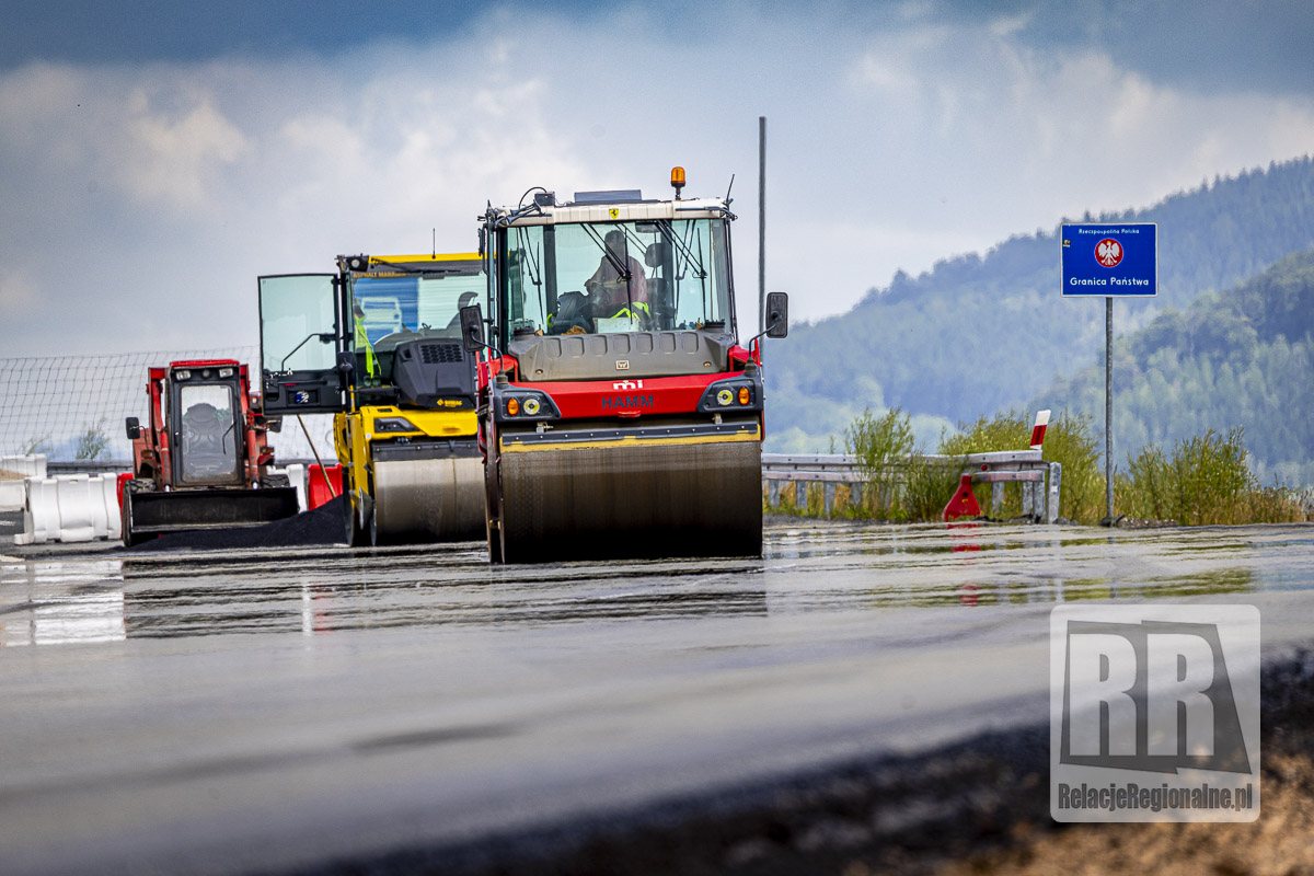 N 11 Ostatnia warstwa asfaltu na D11 przy granicy z Polską