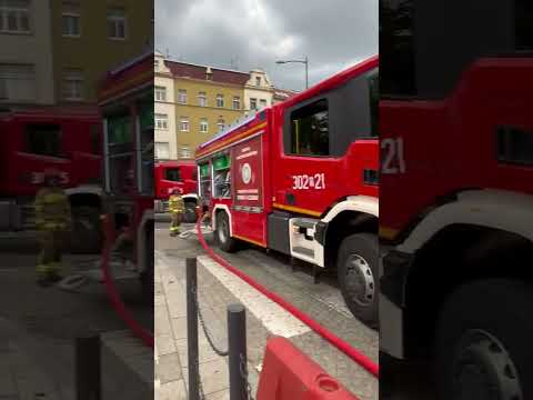 Na poziomie -2 parkingu podziemnego doszło do pożaru samochodu osobowego. 🚨🔥