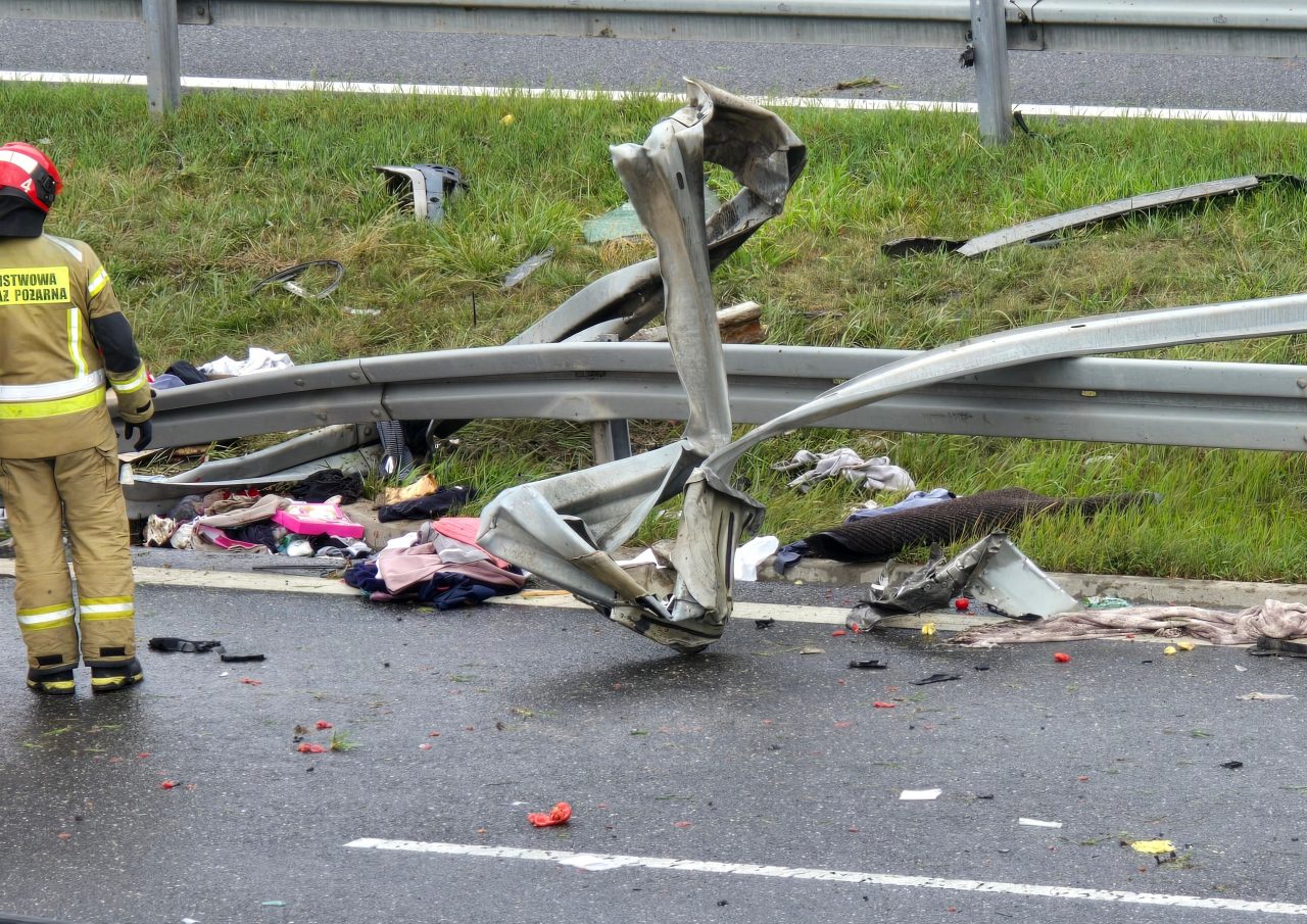 Na S19 pod Kraśnikiem samochód uderzył w bariery. Zablokowane dwa pasy w kierunku Rzeszowa