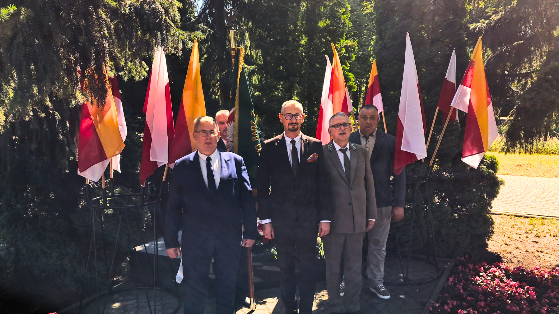 Na skwerze Obrońców Inowrocławia pod głazem upamiętniającym Polaków, którzy zginęli na Kresach Wschodnich przedstawiciele Zarządu Powiatowego Polskiego Stronnictwa Ludowego w Inowrocławiu złożyli wiązanki kwiatów.
