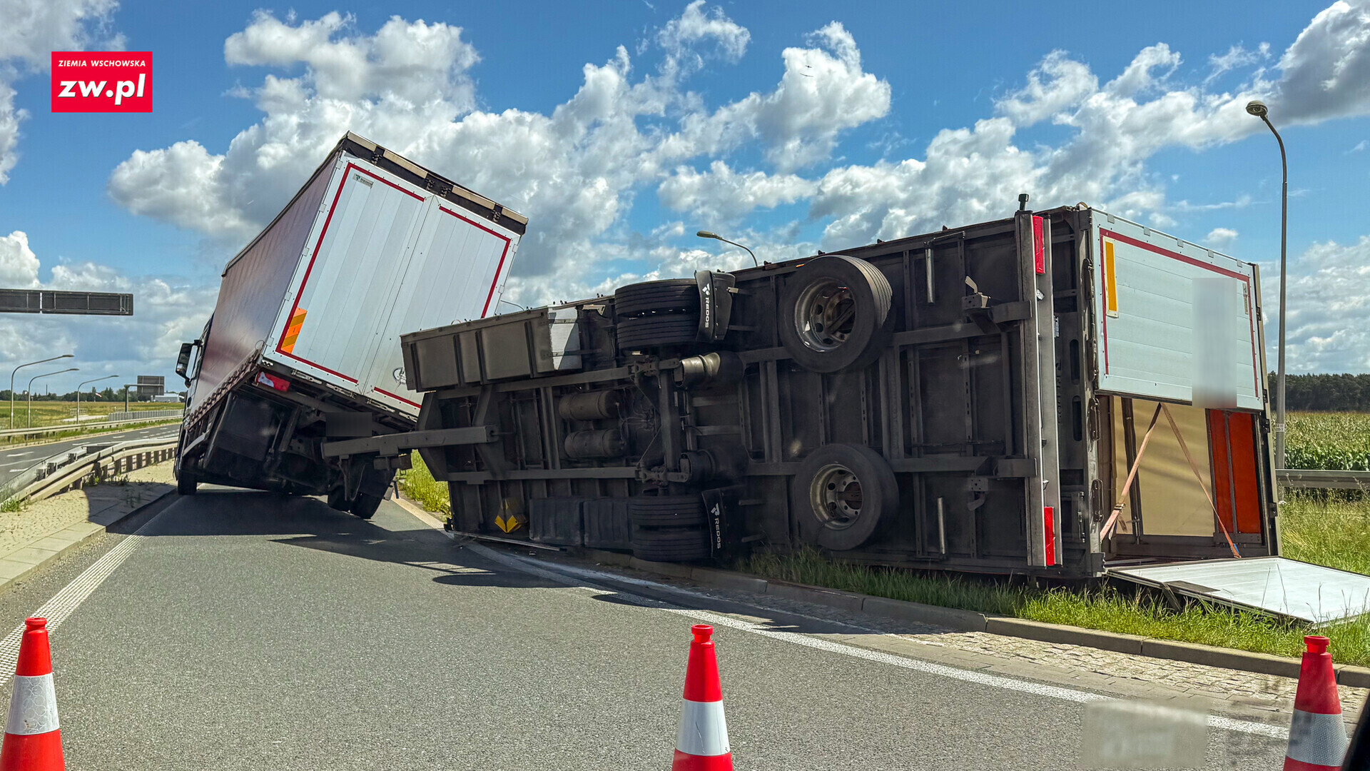 Na zjeździe z S5 przewróciła się naczepa. 54-latek jechał za szybko
