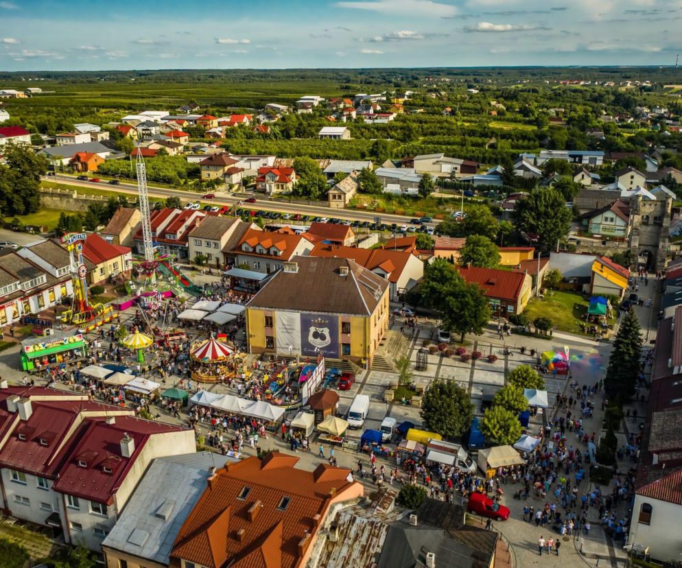 Rynek w Szydłowie z lotu ptaka podczas Święta Śliwki. O atrakcjach polskiego Carcassonne przeczytasz na Eska Kielce.