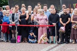 Mieszkańcy chętnie obserwowali uroczysty apel z okazji Święta Policji (fot. Karol Stańczak)