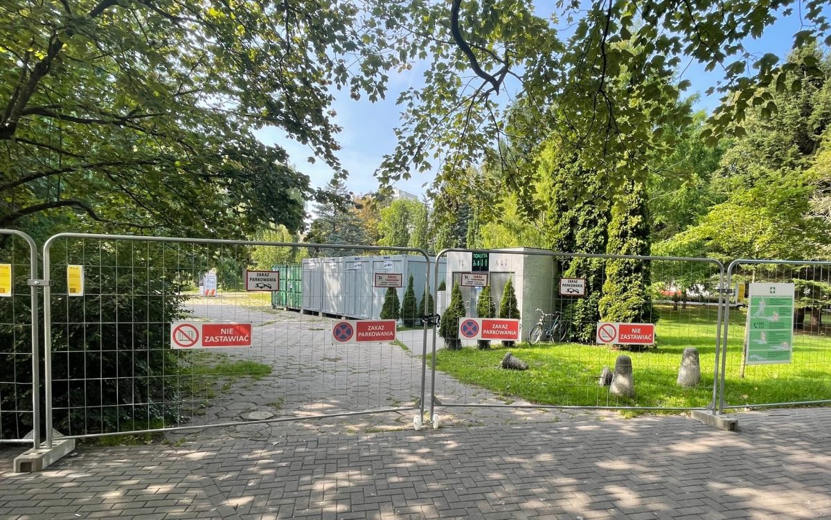 Najpierw „zaaresztowane ławki”, teraz toaleta. Radny interweniuje