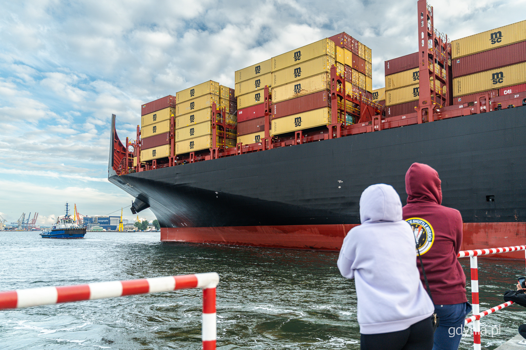 MSc Venice w porcie Gdynia, widoczne kontenery, ludzie obserwujący statek
