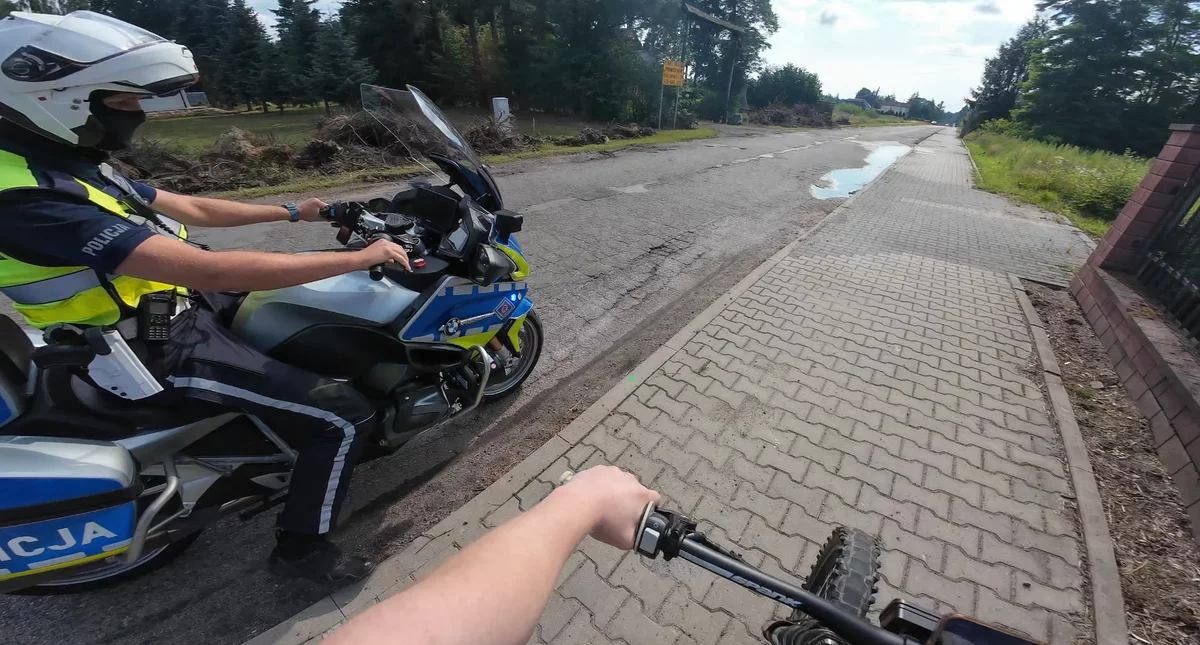 Nastolatek uciekał przed policją. Wszystko nagrywał kamerą