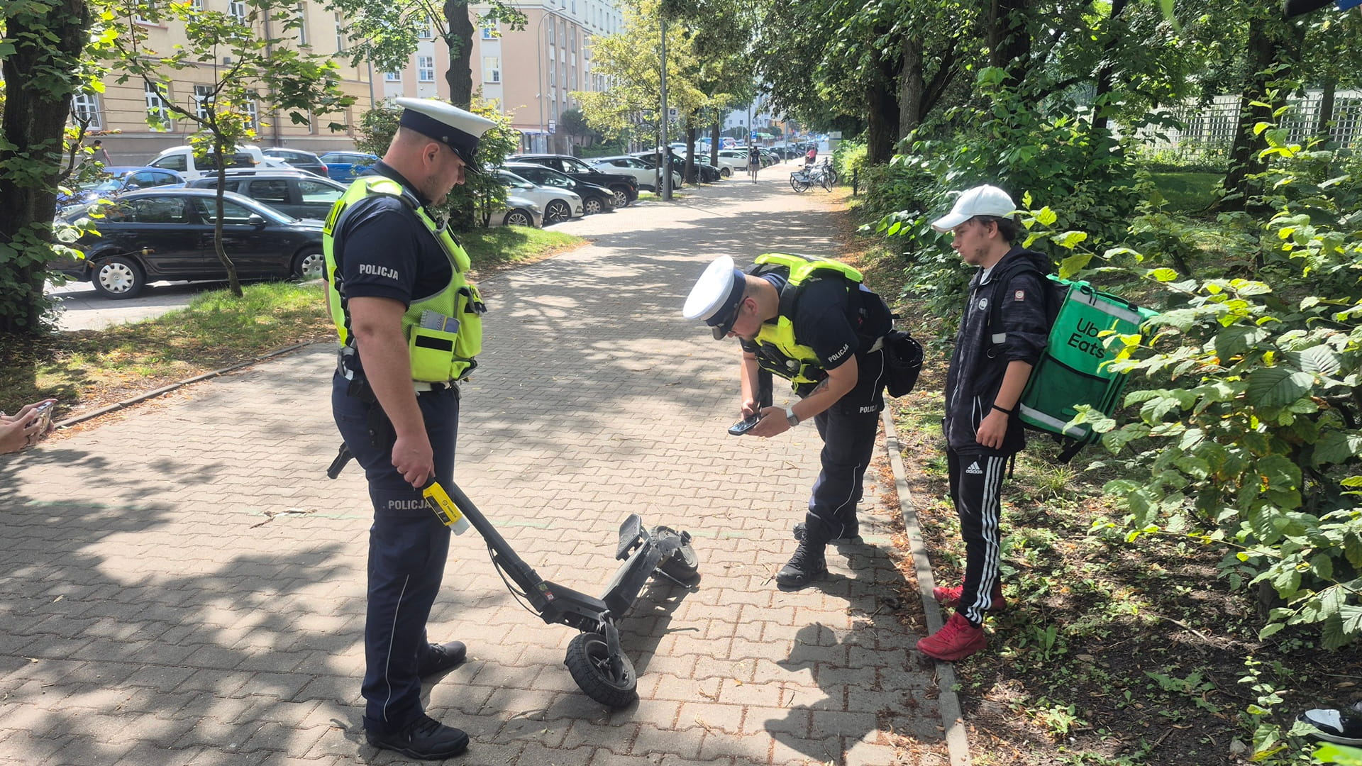 Nastolatki na hulajnogach niebezpieczni nie tylko dla siebie. Policja rozpoczęła kontrole