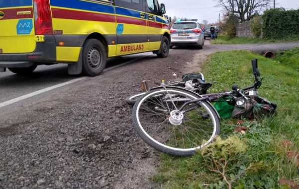 Nastolatkowie na hulajnogach potrącili kobietę i uciekli. Policja szuka świadków, jest nagranie