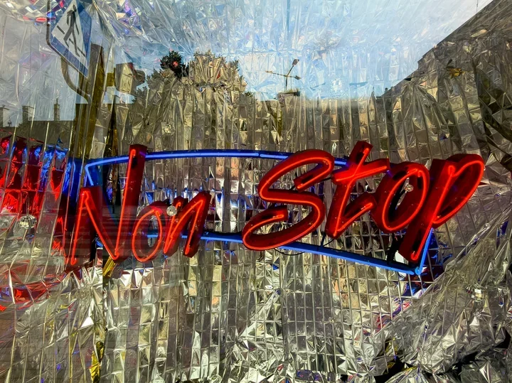 Neon Non stop świeci w witrynie. Bytom zyskał Galerię Jednego Neonu