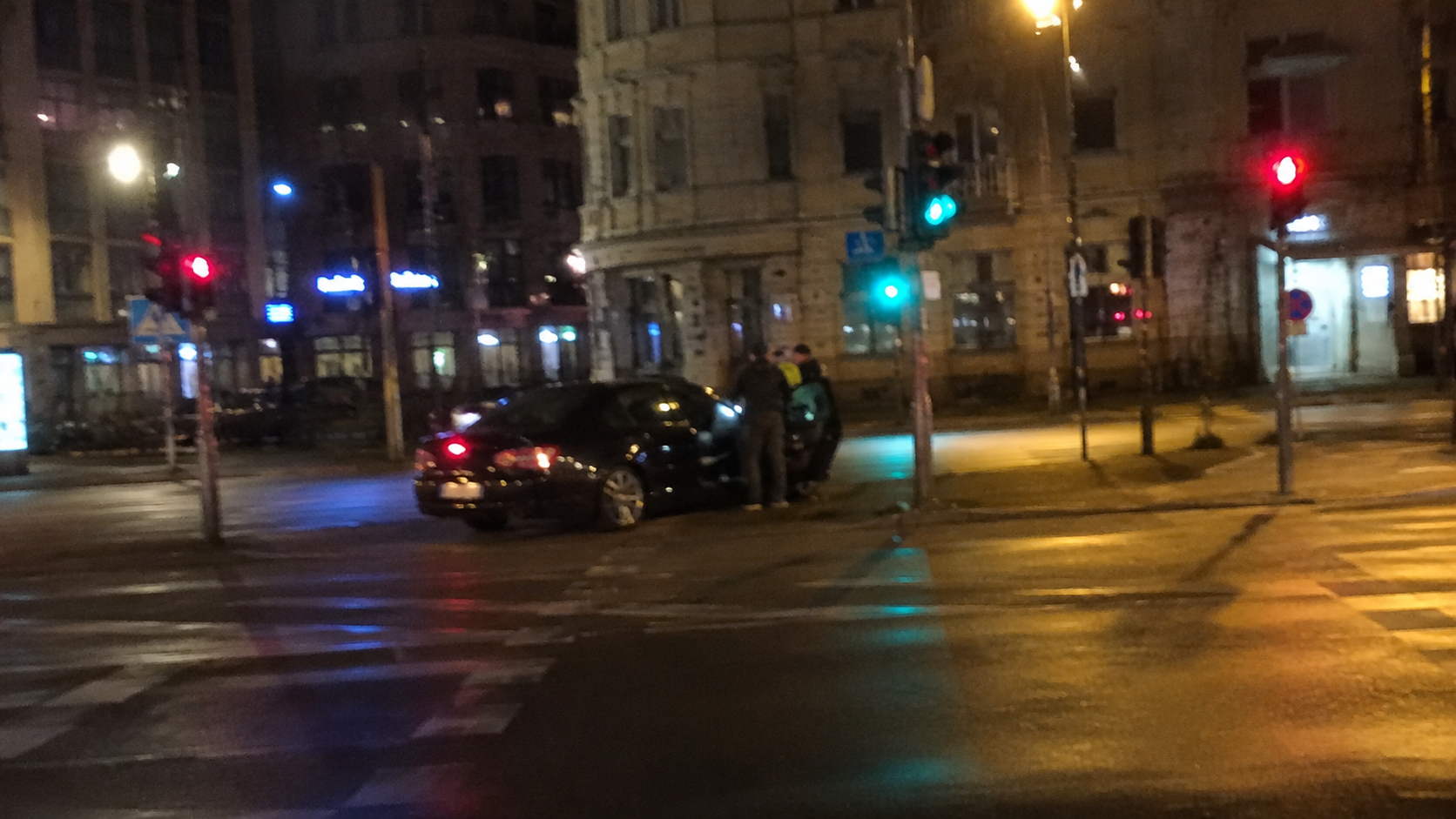 Nie mogli dobudzić kierowcy na środku skrzyżowania. Wystarczyło otworzyć drzwi