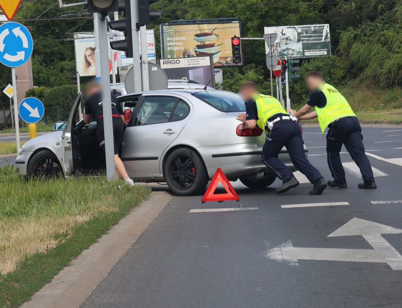 Nie tylko dają mandaty…Policjanci pomogli kierowcy usunąć uszkodzone auto z ruchliwego skrzyżowania