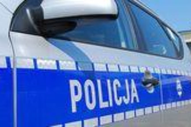 Bok radiowozu z napisem Policja na niebieskim pasie. O zatrzymaniu kierowcy z zakazem przeczytasz na Radioplus.