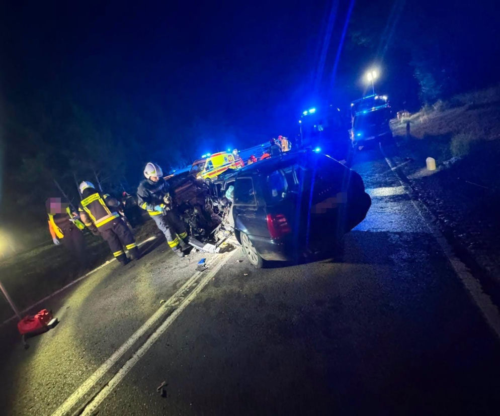 Służby na miejscu wypadku dwóch aut w nocy. O tragedii na DK58 koło Zielonki przeczytasz na Eska Olsztyn.