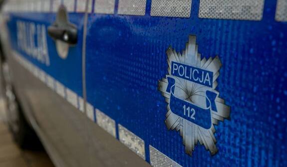 Niebezpieczna jazda zakończyła się zatrzymaniem. Kierowca był pijany, pasażer poszukiwany