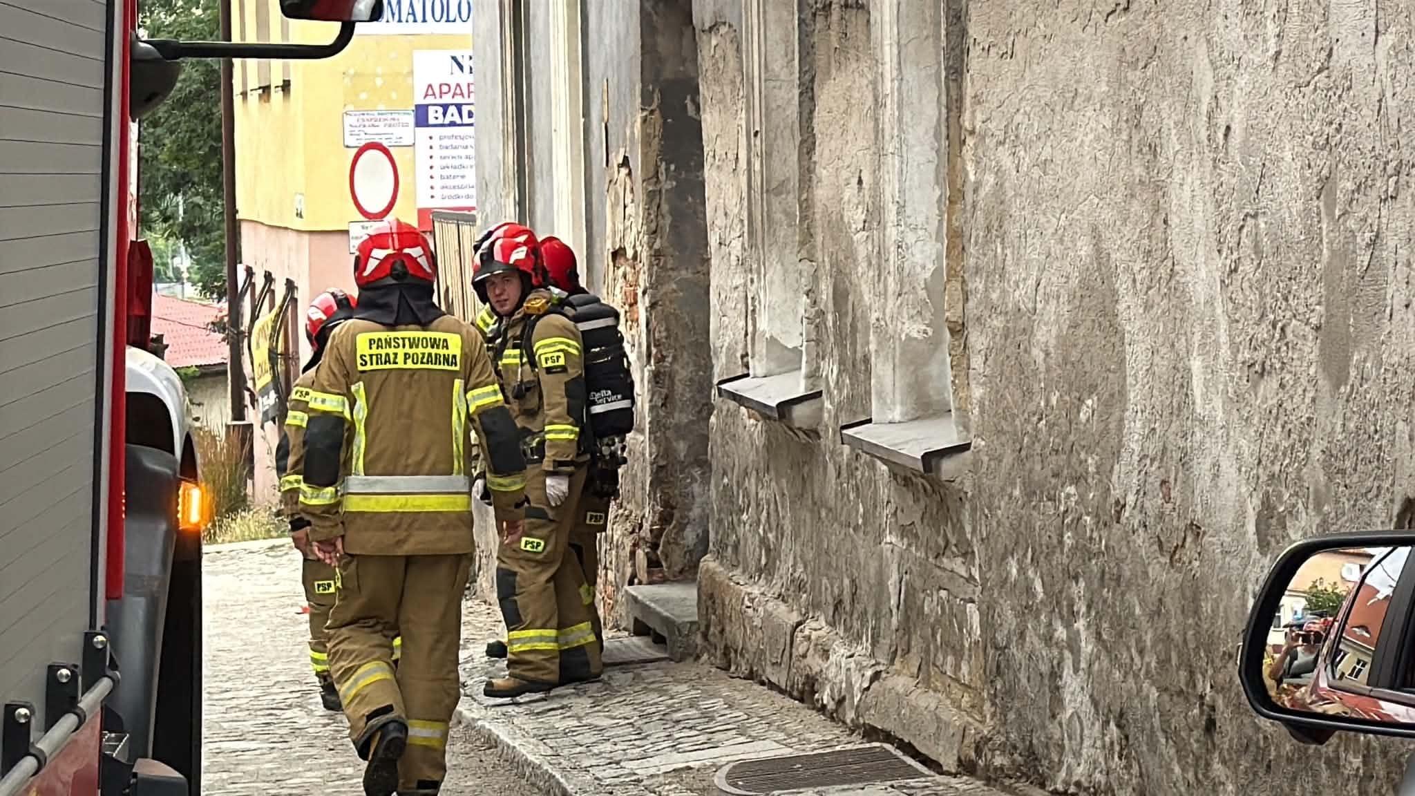 Niebezpieczna substancja na klatce schodowej. Ewakuowano mieszkańców, w tym dzieci