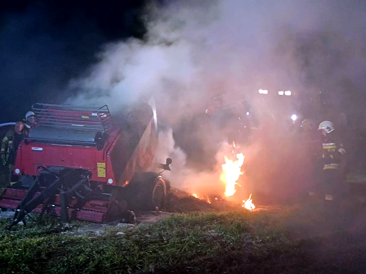 Niebezpieczne żniwa w Wielkopolsce. Kombajn i prasa rolnicza stanęły w ogniu