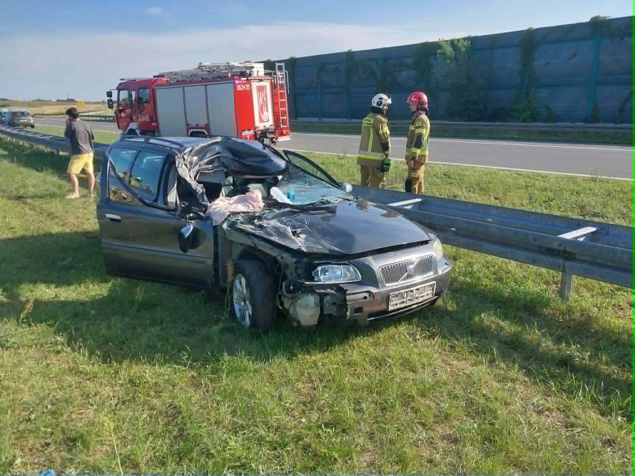 Niebezpiecznie na autostradzie A1. Samochód osobowy zderzył się z ciężarówką