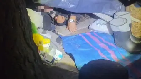 Zamieszkał w szałasie w głębi lasu. Policjanci odwiedzili go w nocy