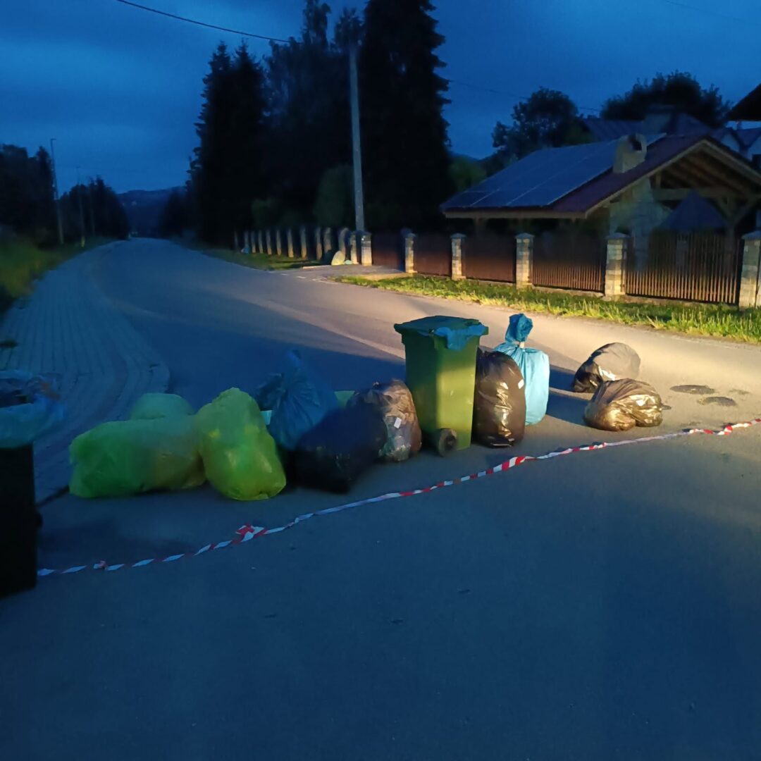 Niebezpieczny żart w Ptaszkowej. Tor przeszkód na drodze