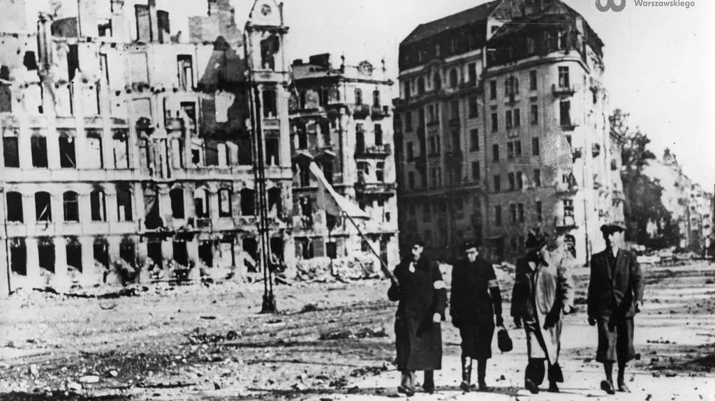 Polska delegacja na placu przed Politechniką Warszawską przed rozmowami kapitulacyjnymi z delegacją niemiecką - 29 września 1944 r.