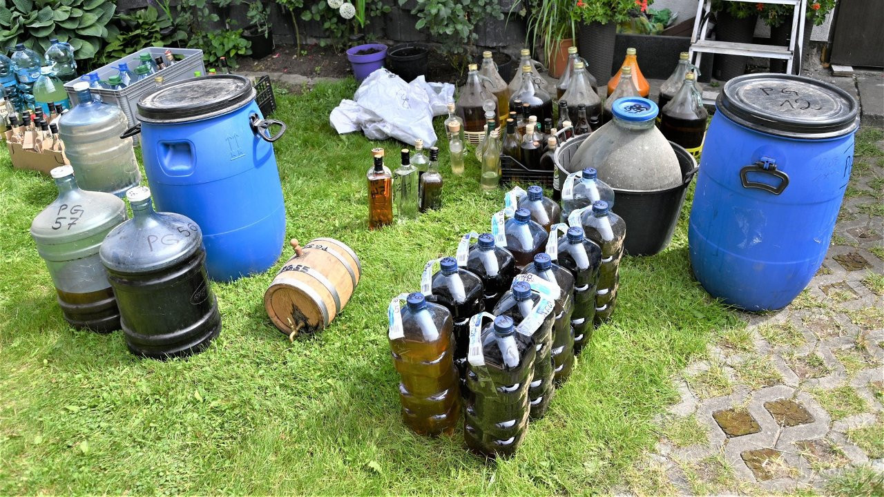 Nielegalna wytwórnia alkoholu zlikwidowana. Wśród zatrzymanych żołnierz