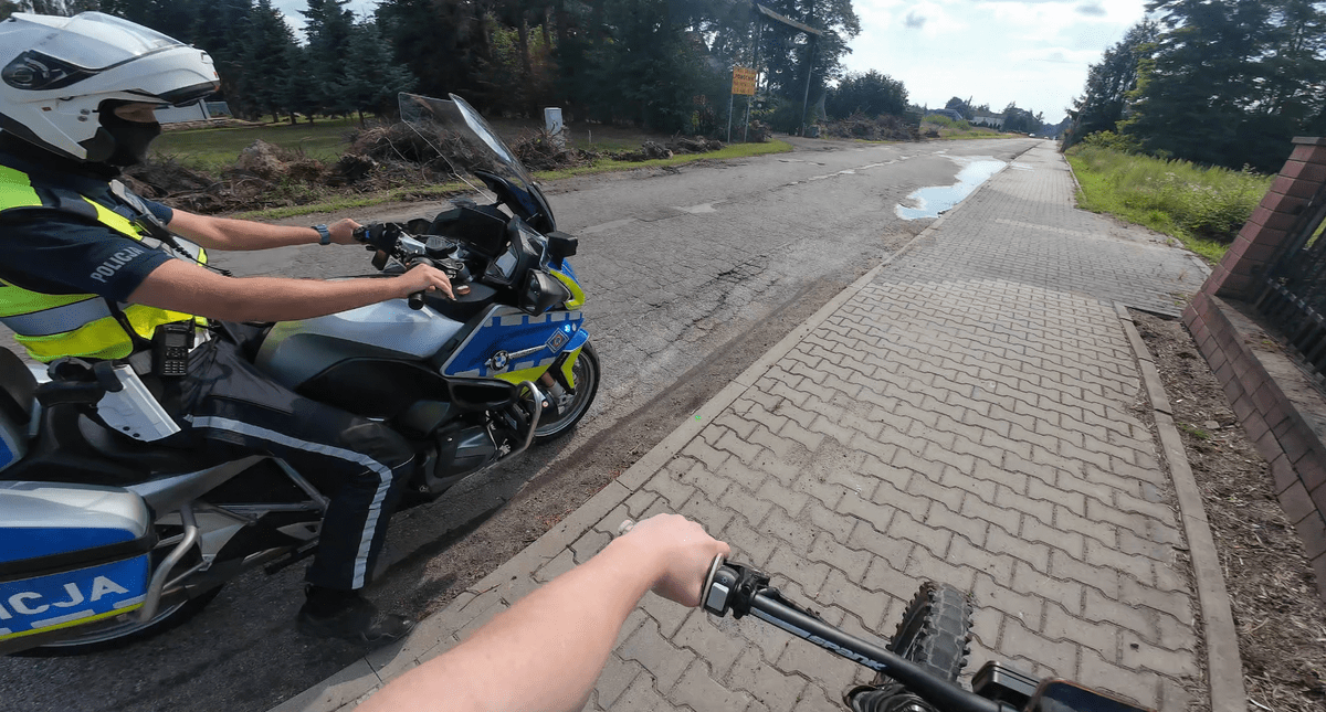 Nieletni uciekał przed policyjną kontrolą. Nagrywał swoją brawurową jazdę kamerą sportową (video)