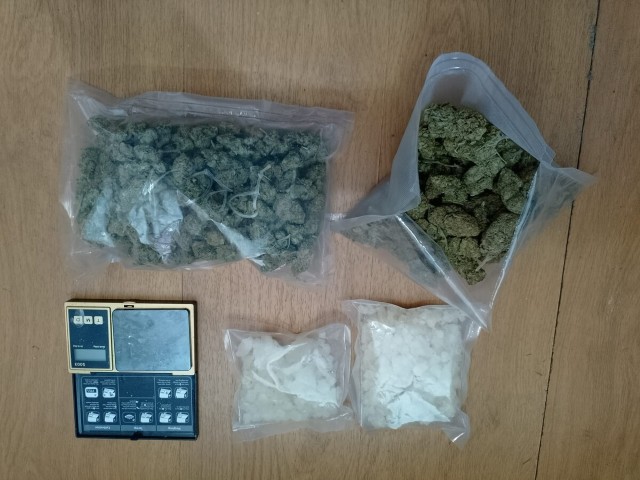 Niemal pół kilograma narkotyków w mieszkaniu i aucie 29-latka
