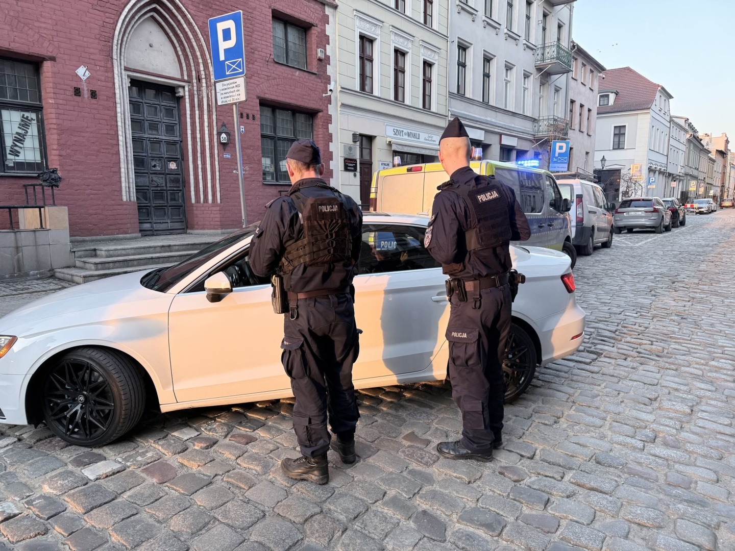 Nieprawidłowe parkowanie pod lupą służb. Na toruńskiej starówce posypały się mandaty