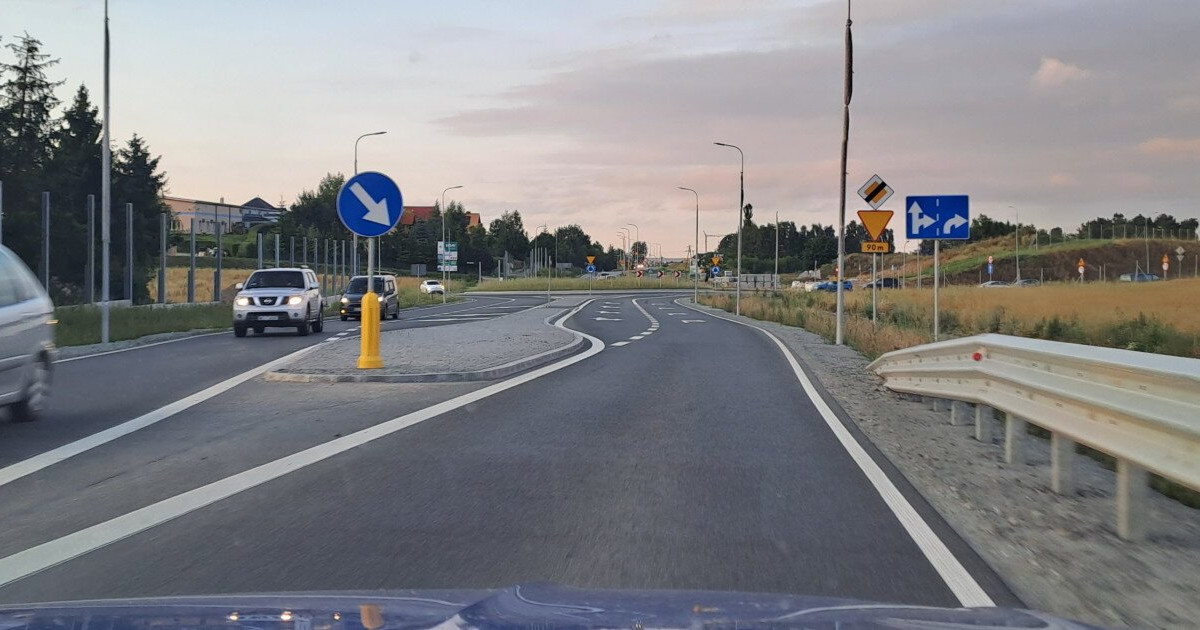 Nierówności nawierzchni na obwodnicy Żukowa. Pobrano próbki do badań