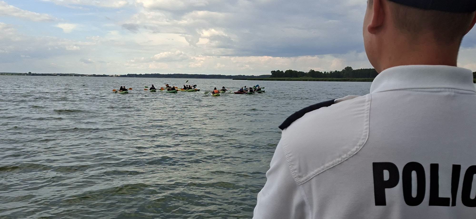 Nietrzeźwy kajakarz wpadł do jeziora. Miał ponad 2 promile alkoholu