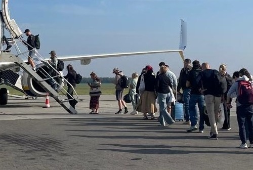 Nietypowe obrazki na poznańskim lotnisku. Przed wylotem na wieczór kawalerski odgrywali scenkę z "policjantami i więźniem", jeden nie poleciał