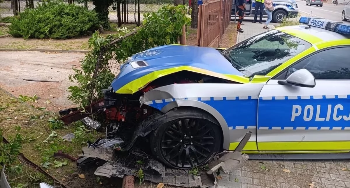 Nietypowy radiowóz Mustang uległ kolizji p…