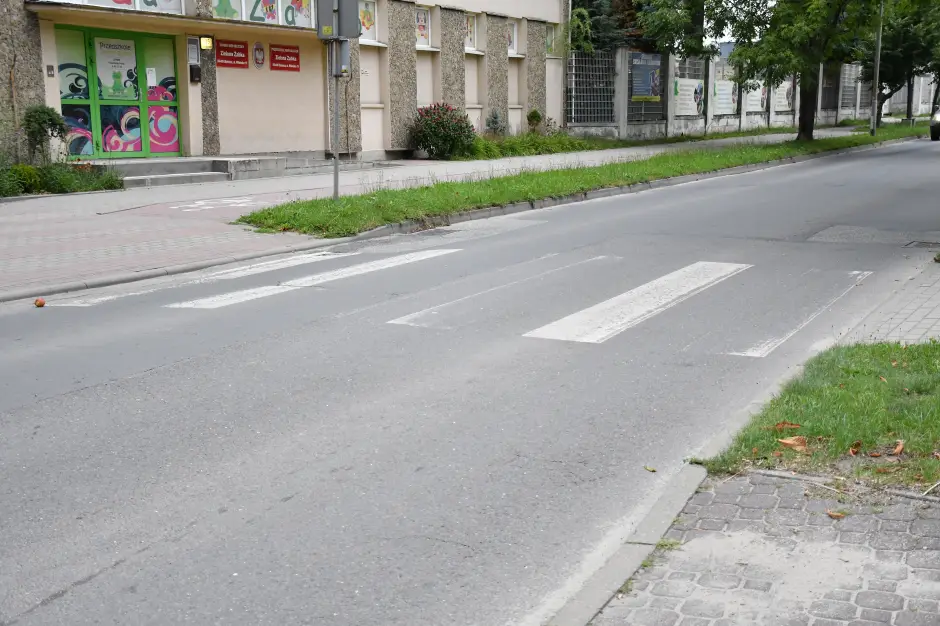 Niewidoczne przejścia i pędzące auta. Ulica Wileńska zapomniana przy malowaniu pasów?