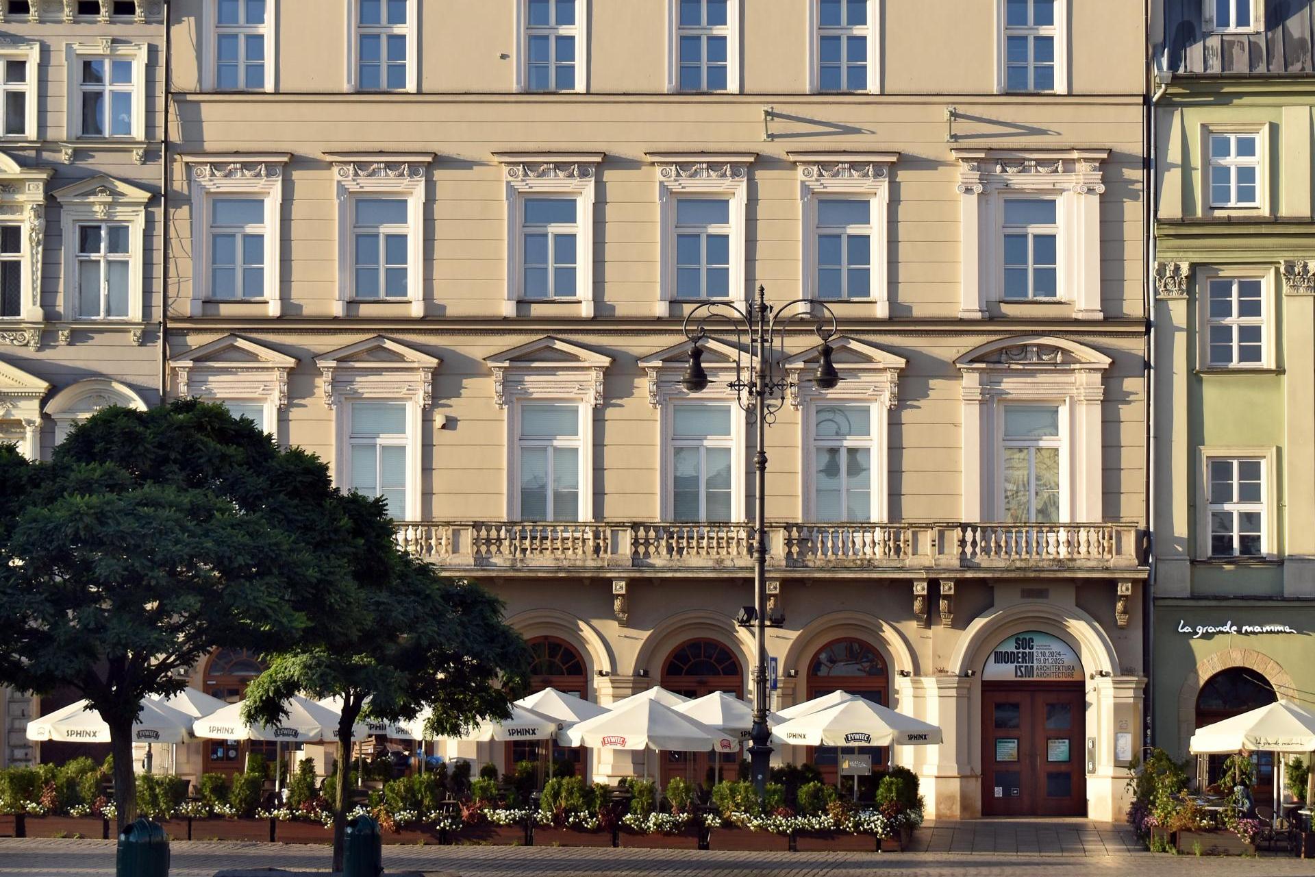 Niezwykłe odkrycie w centrum Krakowa. W ścianach kamienicy znaleziono ponad 100-letnie szyny