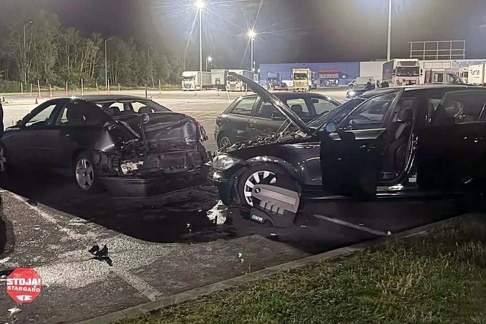 Nocna kolizja na parkingu przy ul. Szczecińskiej. Kierowca BMW uszkodził trzy auta