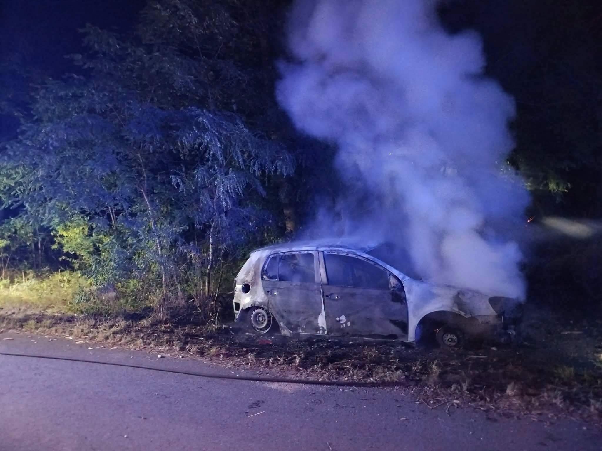 Nocny pożar auta. Samochód doszczętnie spłonął