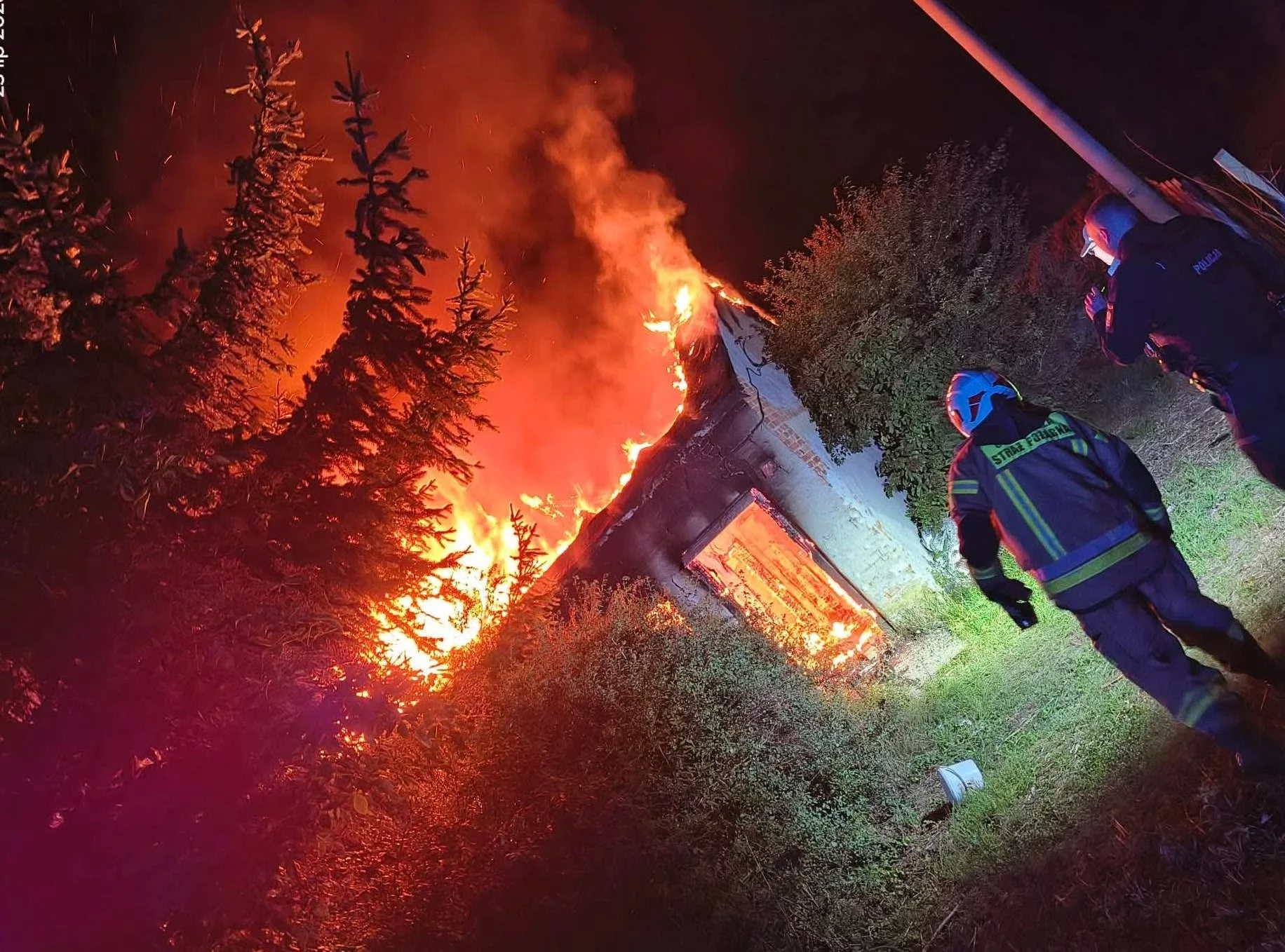 Nocny pożar budynku w Sompolnie. W akcji kilka zastępów straży