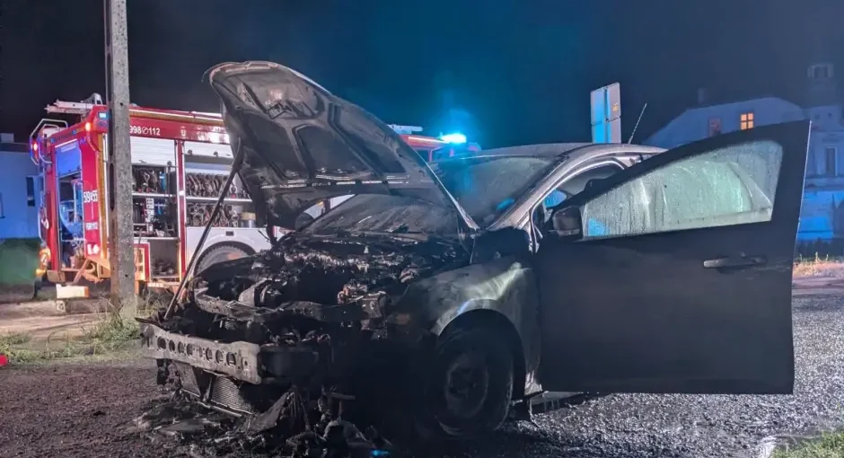 Nocny pożar w Bierutowie. Doszczętnie spłonął samochód osobowy