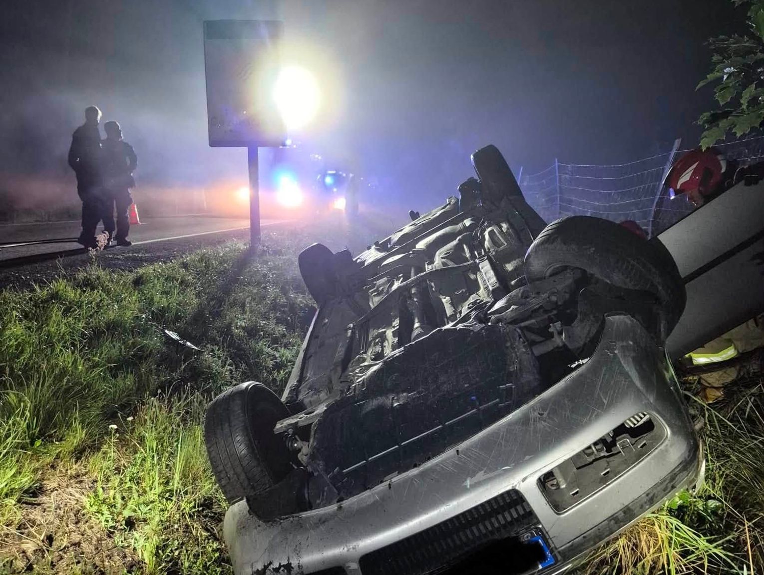 Nocny wypadek w Solarni. Osobówka wypadła z drogi i dachowała w rowie
