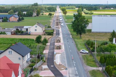 Nowa droga pieszo-rowerowa na DW 704 na finiszu. Bezpieczniej przy A2