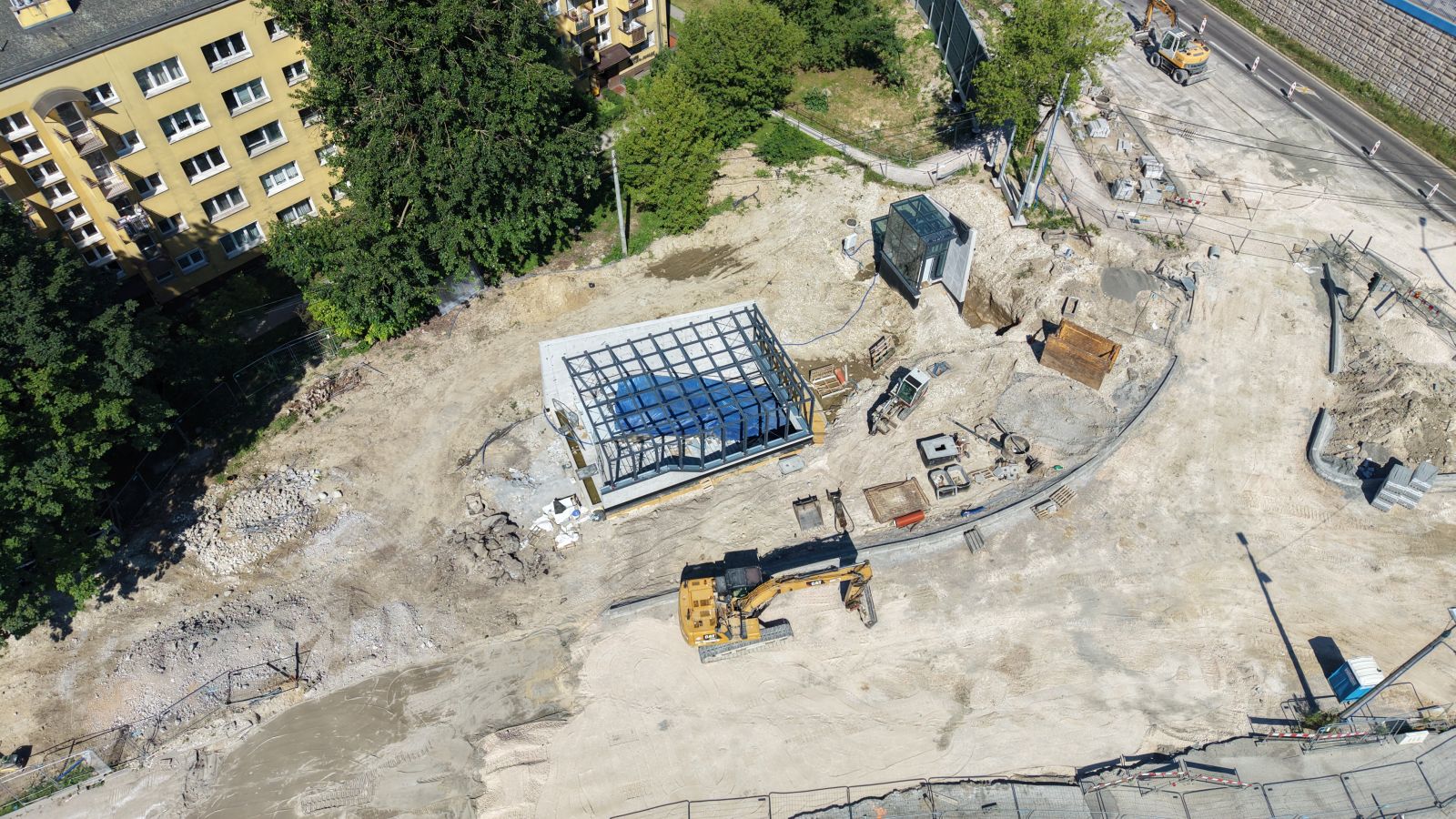 Nowa linia tramwajowa do Mistrzejowic. Trwa montaż zadaszeń nad wyjściami z tunelu