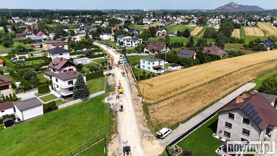 Nowa nawierzchnia, chodniki i odwodnienie. Trwa przebudowa ulicy Głożyńskiej w Radlinie